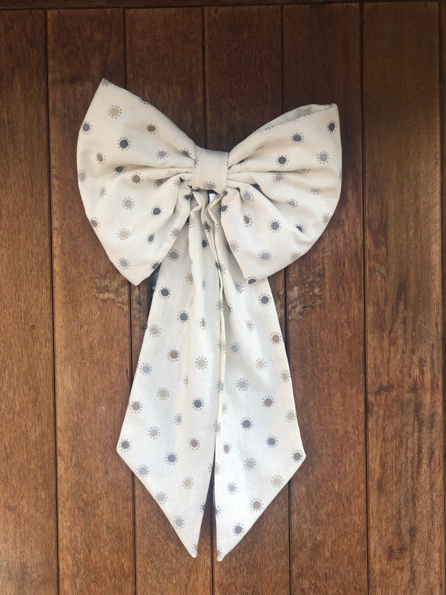 Daisy Spots Big Bow